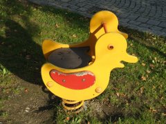 Grossansicht in neuem Fenster: Schaukel auf einem Spielplatz