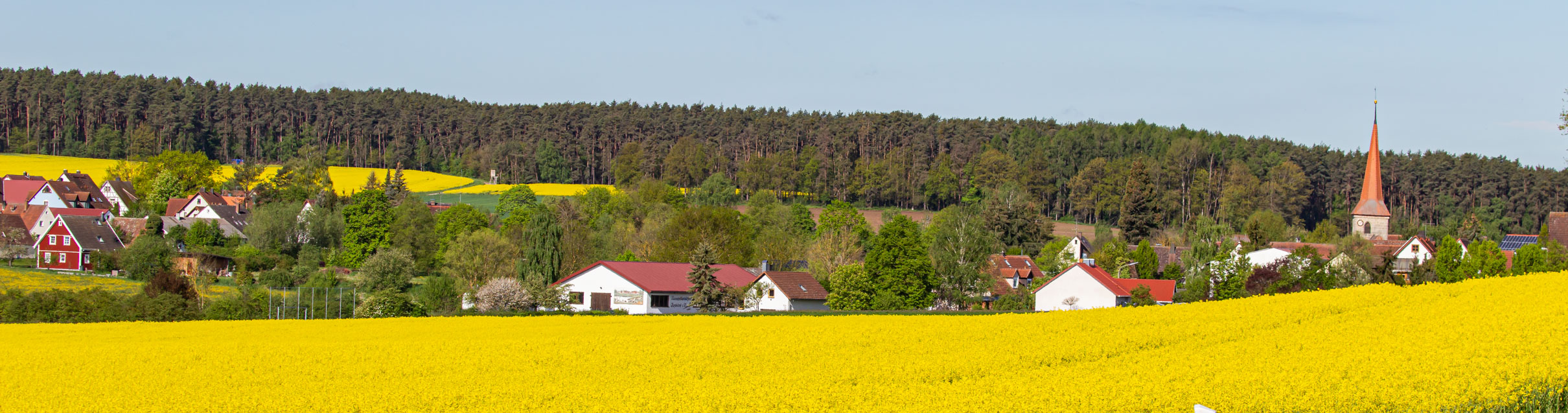 Kirche mit Ringelblumen